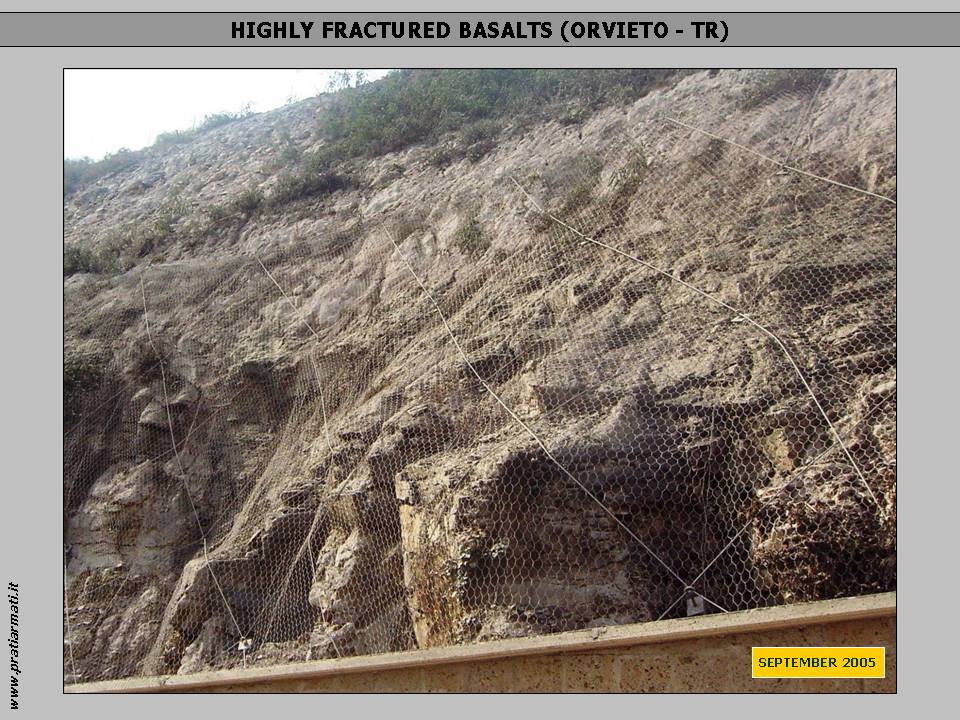 HIGHLY FRACTURED BASALTS. Prati Armati® installation on difficult substrate, regreened-renaturalized in few months. Erosion stopped, metal mesh protected HIGHLY FRACTURED BASALTS. Prati Armati® installation on difficult substrate, regreened-renaturalized in few months. Erosion stopped, metal mesh protected