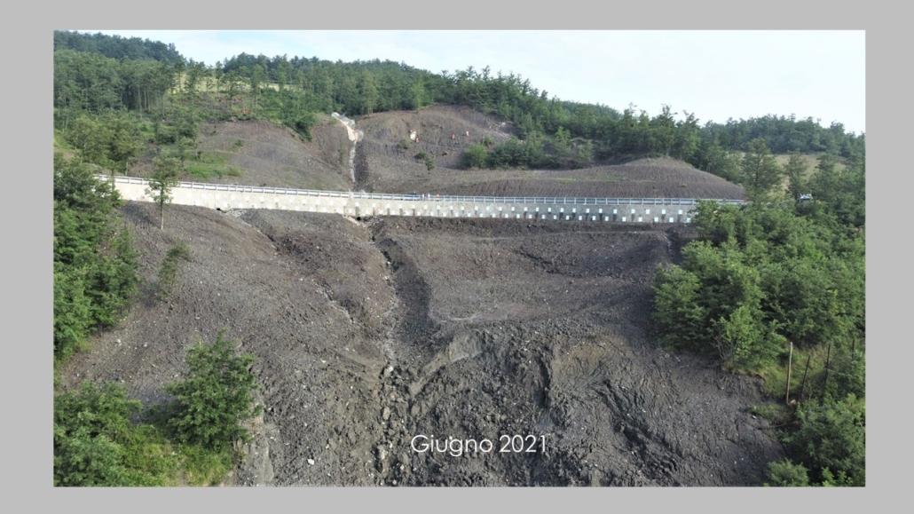 Figura 2a. Autostrade per l’Italia, l’impressionante realizzazione antierosiva e di regimentazione delle acque eseguita seguendo le naturali linee di rulcellamento dell’acqua.